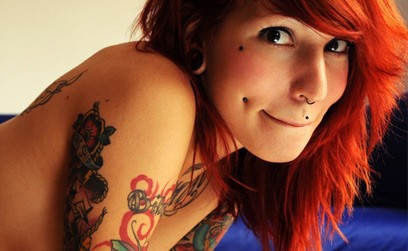 Покажите красивую девушку с татуировками или пирсингами?