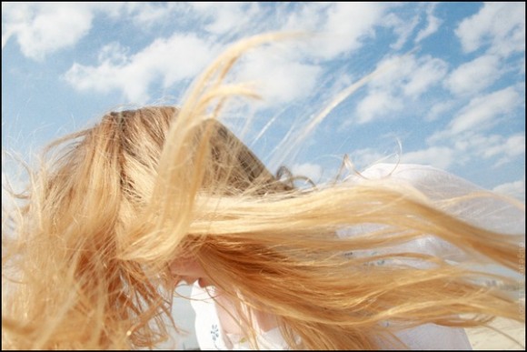 Покажите волосы, развивающиеся на ветру?