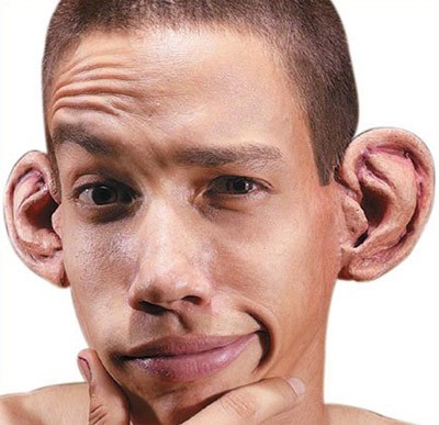 покажите человека с непропорционально большими ушами ?