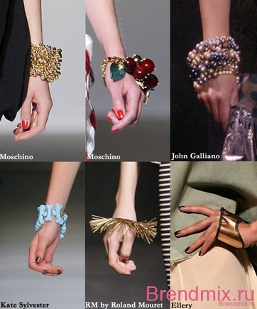 покажите руки девушки,на которых очень много браслетов,колец и прочего?