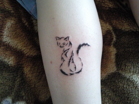 покажите красивую татуировку кошки(желательно идущей или кродящейся т.к. тату для шеи)