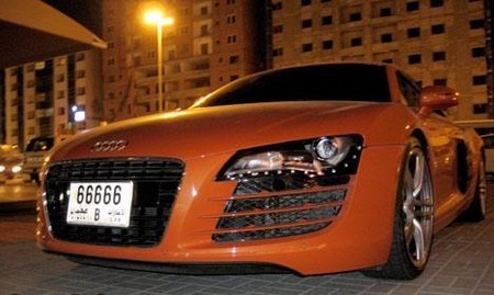 Покажите оранжевый автомобиль? 