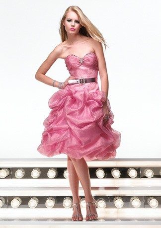 можете показать красивое розовое платье?