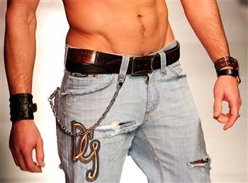 Покажите красивые рваные мужские джинсы?