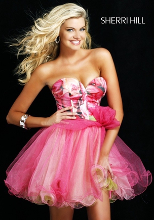 можете показать красивое розовое платье?