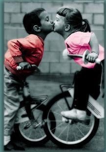 Можете поделиться фоткой, где мальчик на велосипеде целует девочку? 