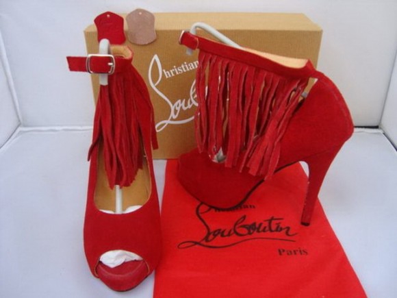 Покажите красивые красные туфли?