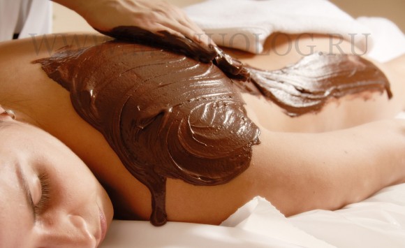 Есть фото где у девушки на теле шоколад размазан? 