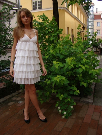 Покажите красивое белое летнее платьице?