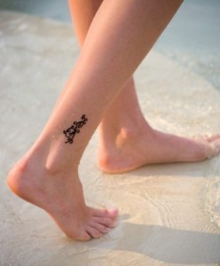 Покажите мне женскую татуировку на ноге.
