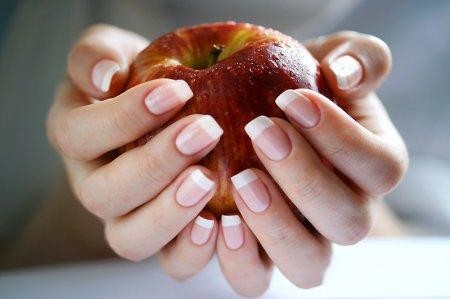 На ваш взгляд какая самая красивая форма нарощенных ногтей?