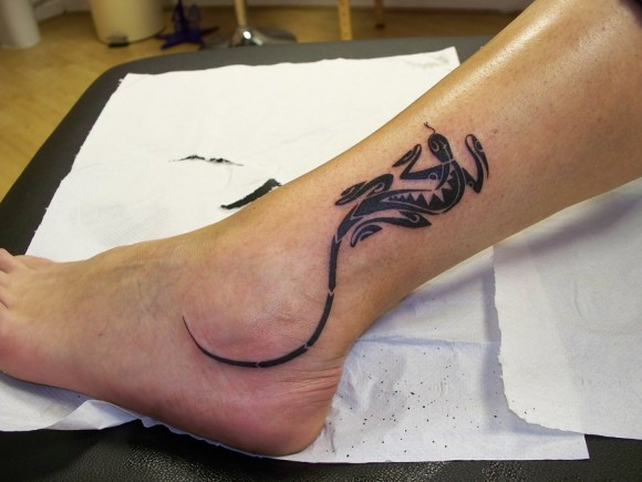 Покажите не большую татуировку на ноге..?)