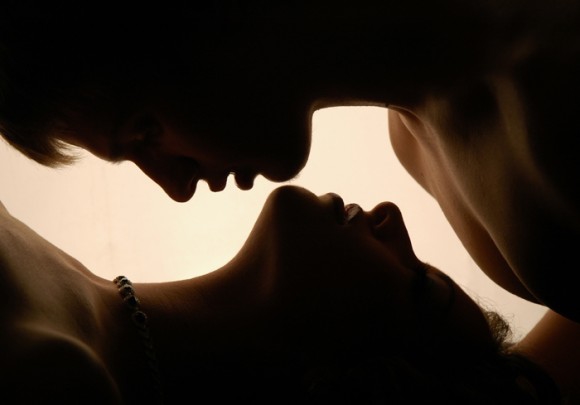 Покажите романтику (обезательно должен быть парень и девушка,поцелуй, обнимка и.т.д.)!?
