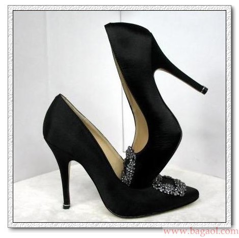 Покажете обувь, подходящую к классическому маленькому черному платью?
