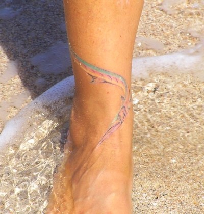 Покажите не большую татуировку на ноге..?)