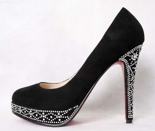 Покажете обувь, подходящую к классическому маленькому черному платью?