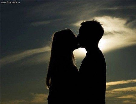Покажите романтику (обезательно должен быть парень и девушка,поцелуй, обнимка и.т.д.)!?