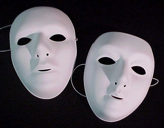 Покажи свою маску на лице, которую обычно предлагаешь выходя в социум?
