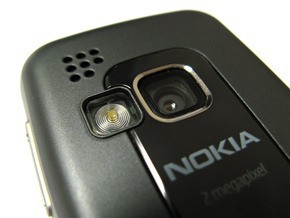 Где у Nokia N97 находятся динамики?