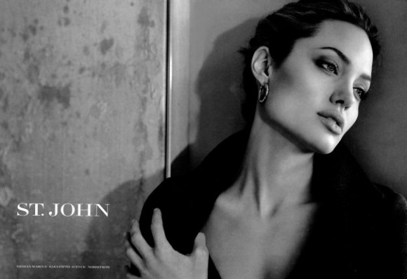 покажи черна-белые фото Анжелины Джоли.