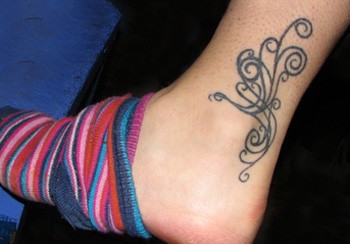 Покажите пожалуйста красивую небольшую татуировку на ножке? 