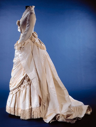 покажите мне красивое платье 18-ого или 19-ого века?