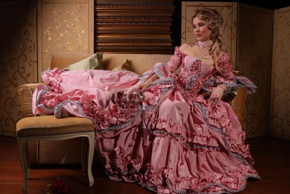 покажите мне красивое платье 18-ого или 19-ого века?