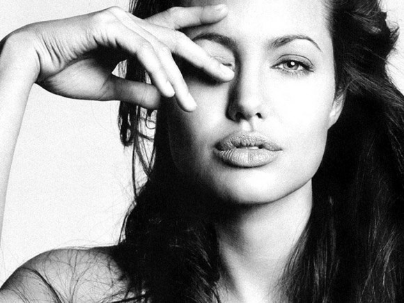 покажи черна-белые фото Анжелины Джоли.
