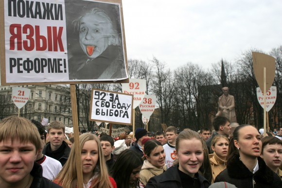 Покажите фотки протестов против реформы образования в 2004.году?