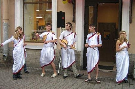 Покажите костюмы для греческого танца???