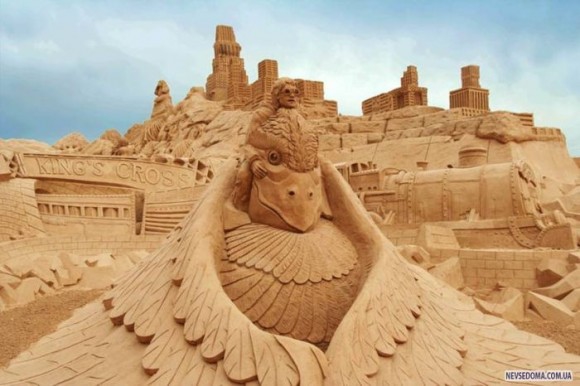 Покажите красивую скульптуру из песка